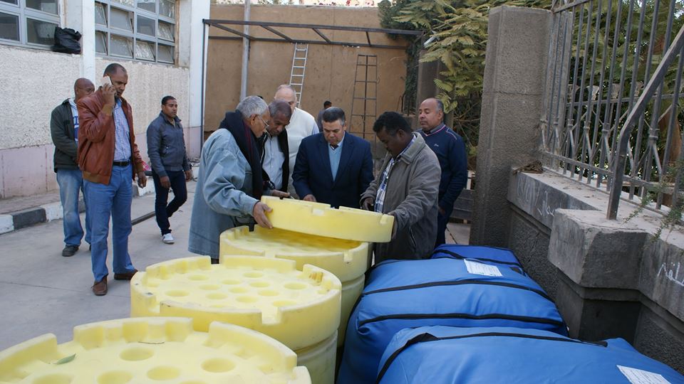 شركة مياه الأقصر تبدأ أعمال تركيب حواجز ضد بقع المواد البترولية بنهر النيل (3)