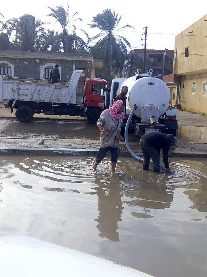 سحب مياه الأمطار من أحياء وشوارع مدينة بئر العبد (1)