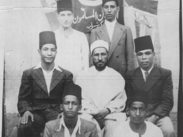 حسن البنا مؤسس الإخوان مع بعض أعضاء الجماعة