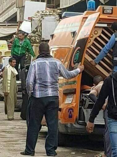 سياره اسعاف تنقل عفش من سوق الجمعه