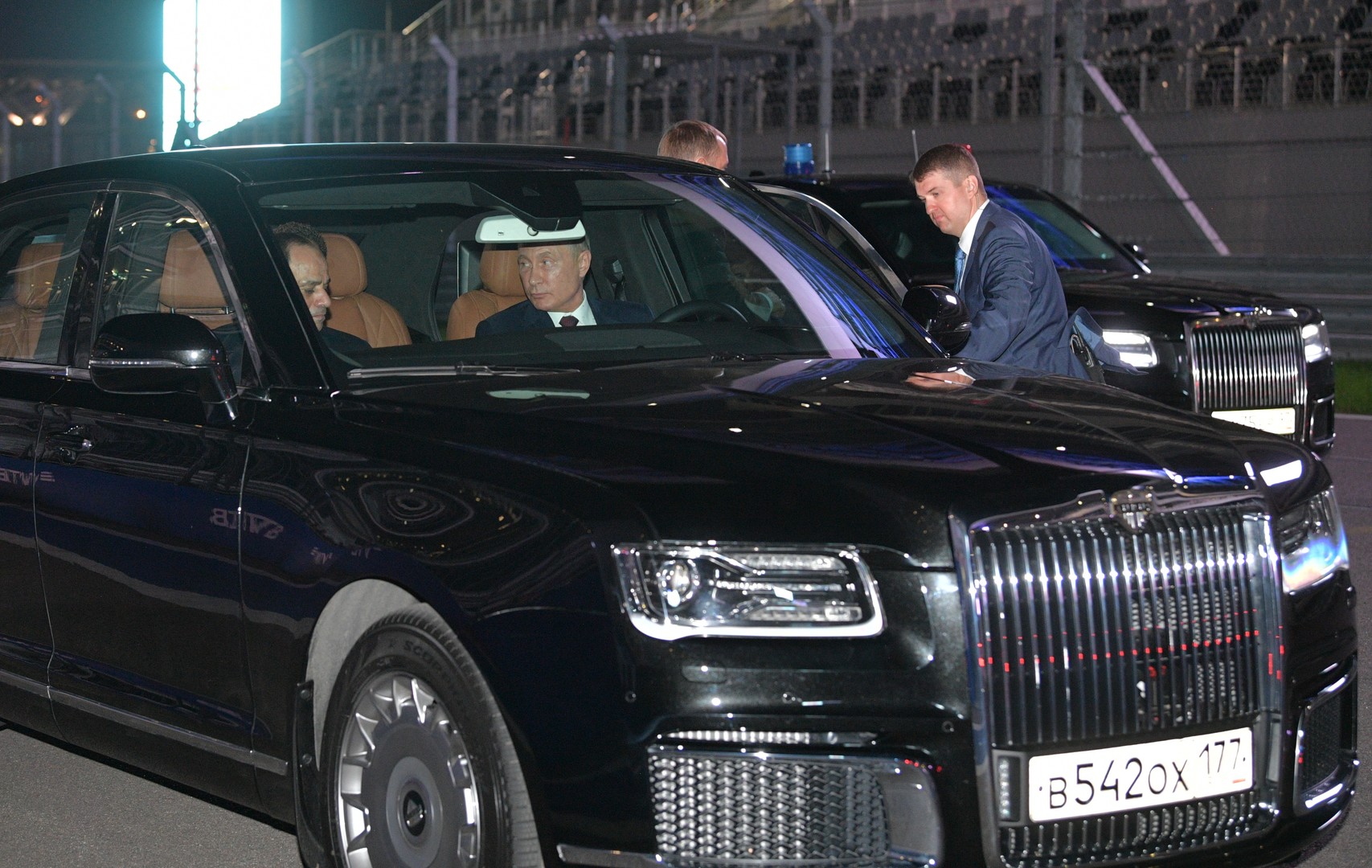 الرئيس السيسي ونظيره الروسي يركبان سيارة آوروس
