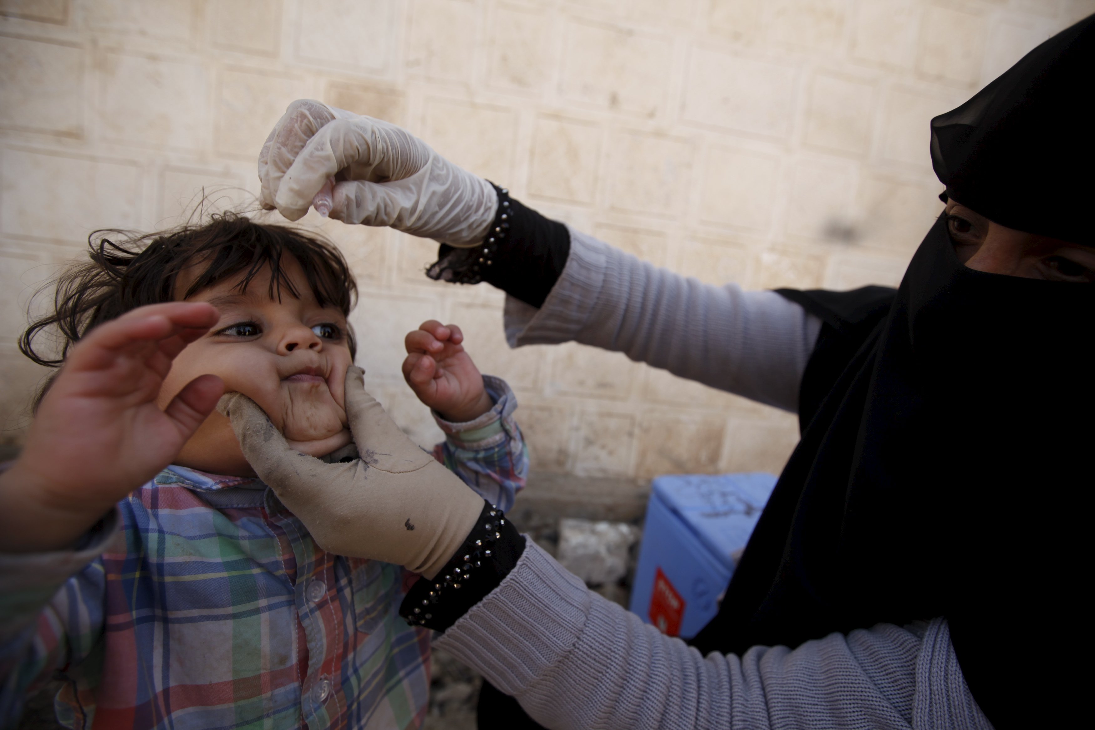 اليمن حمله التطعيم ضد شلل الطفال 10-11-2015 رويترز (2)