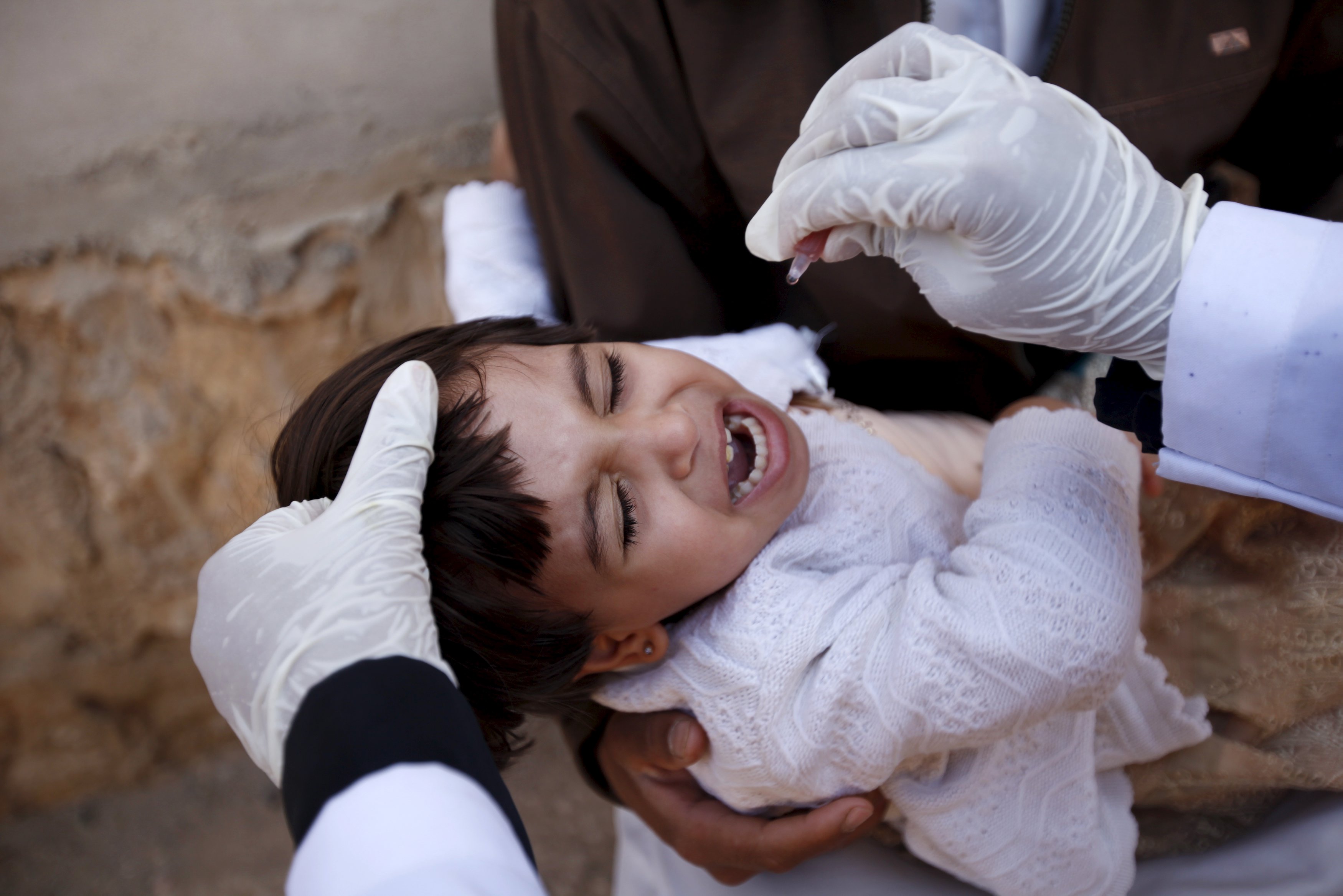 اليمن حمله التطعيم ضد شلل الطفال 10-11-2015 رويترز (7)