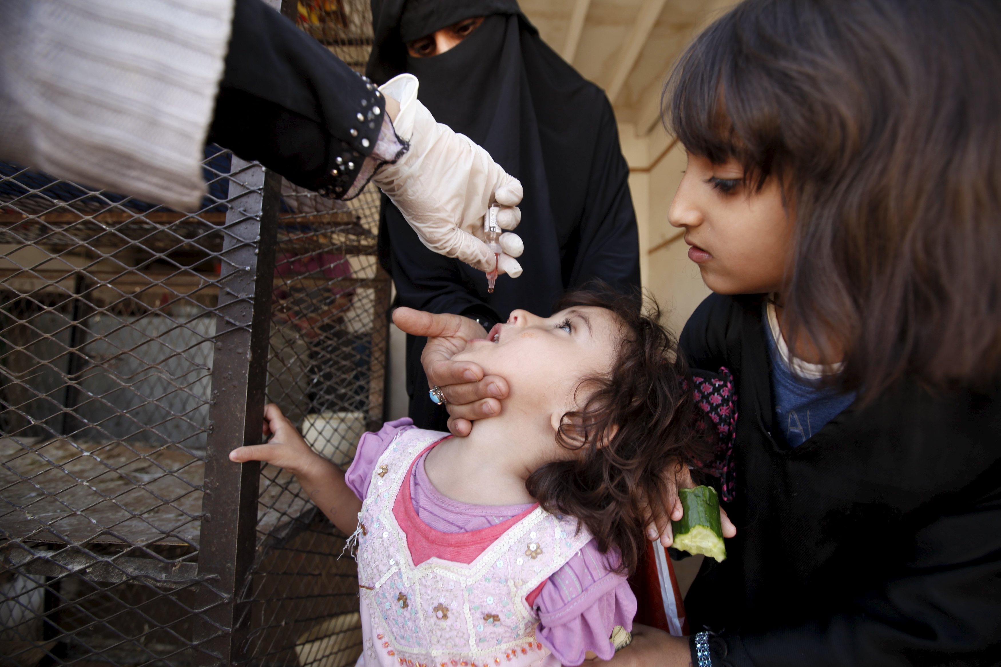 اليمن حمله التطعيم ضد شلل الطفال 10-11-2015 رويترز (1)