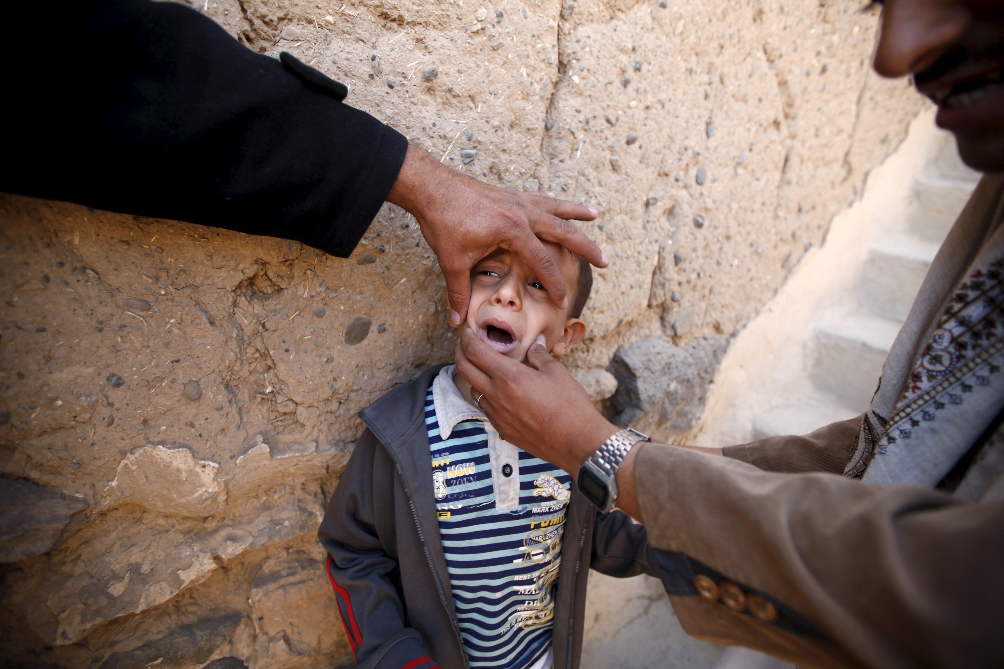 اليمن حمله التطعيم ضد شلل الطفال 10-11-2015 رويترز (6)