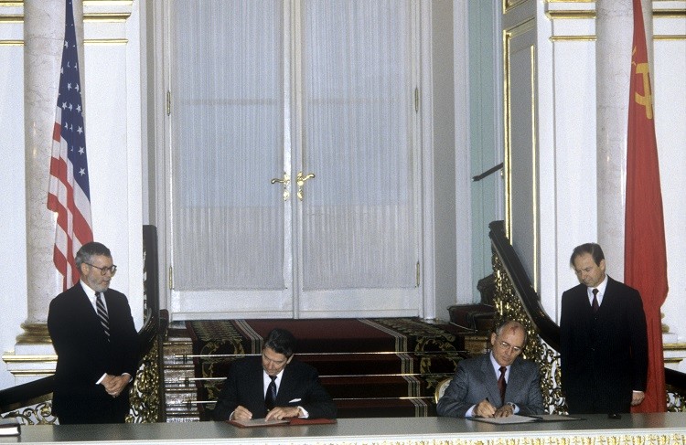 توقيع المعاهدة النووية متوسطة المدى بين روسيا وأمريكا عام 1987