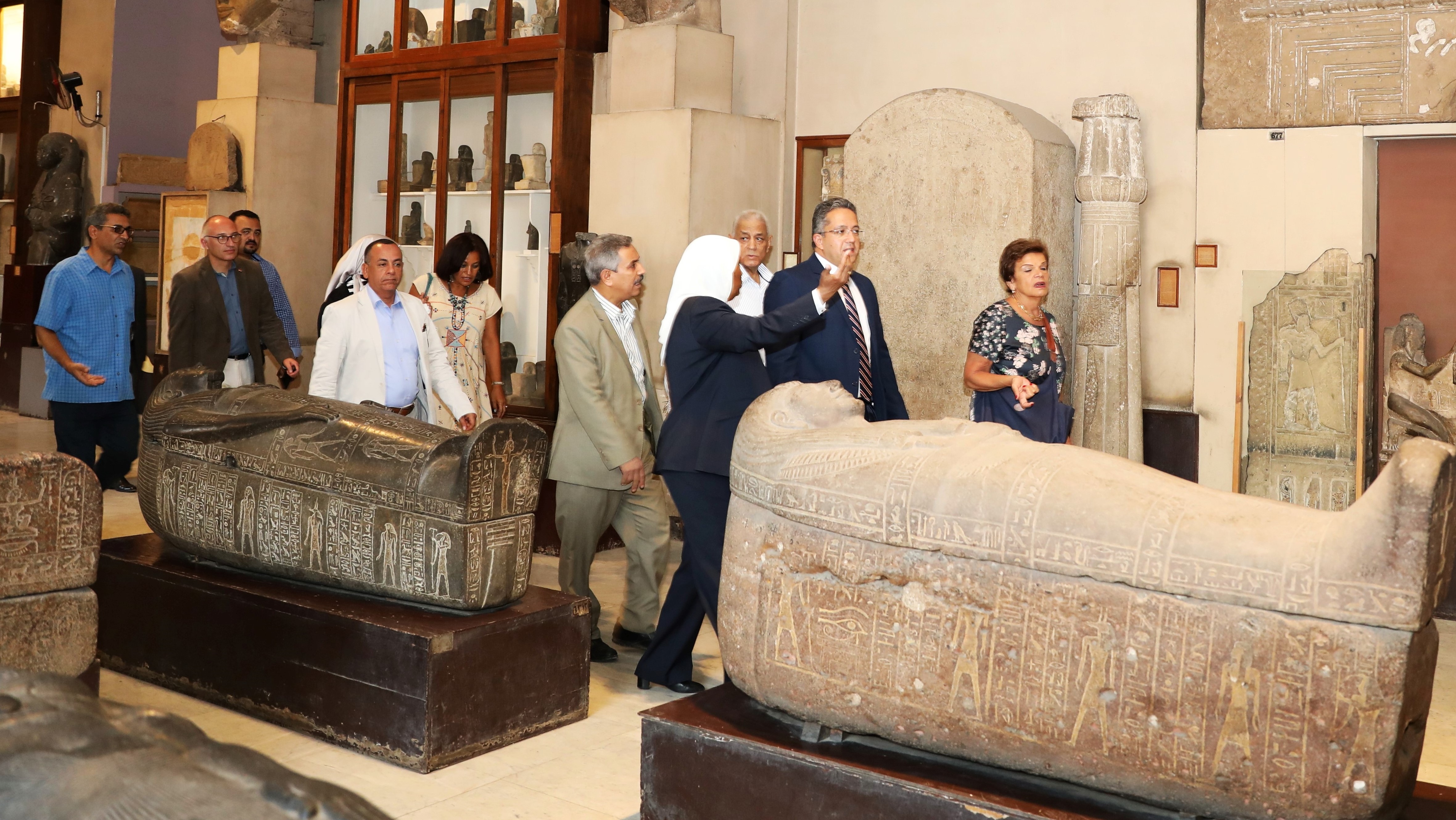 وزير الاثار يعاين قاعات المتحف المصرى
