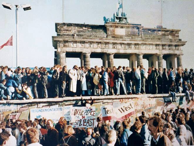 الألمان يعتلون الجدار يوم 3 أكتوبر 1989