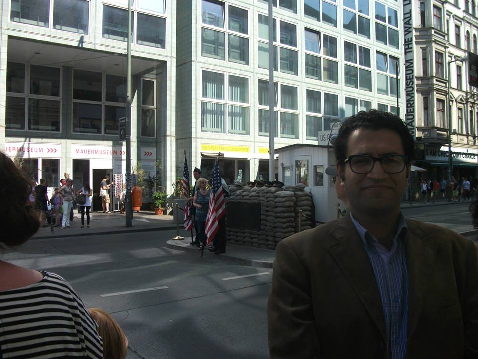 وجدي الكومي أمام نقطة تدقيق الأوراق تشيك بوينت شارلي في برلين