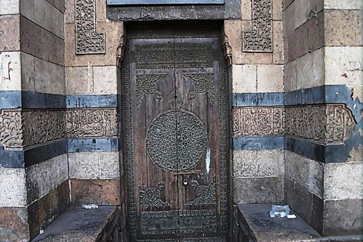 باب مسجد القاضي يحي الزين بشارع بورسعيد الذي يرجع للعصر المملوكي