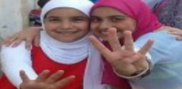 طالبات يرفعن شعار رابعه فى مدرسه صلاح الدين