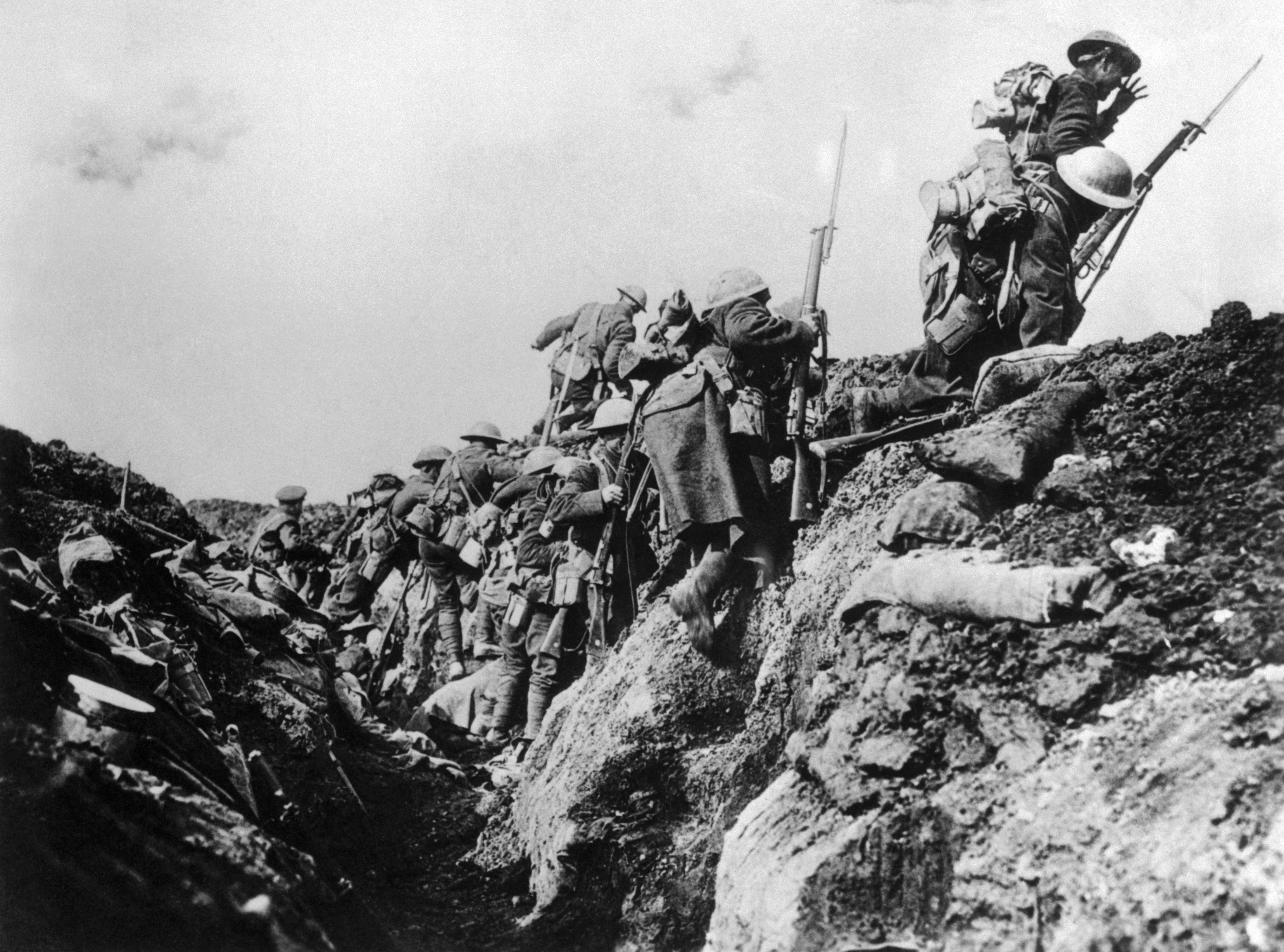 جنود في الخنادق خلال الحرب