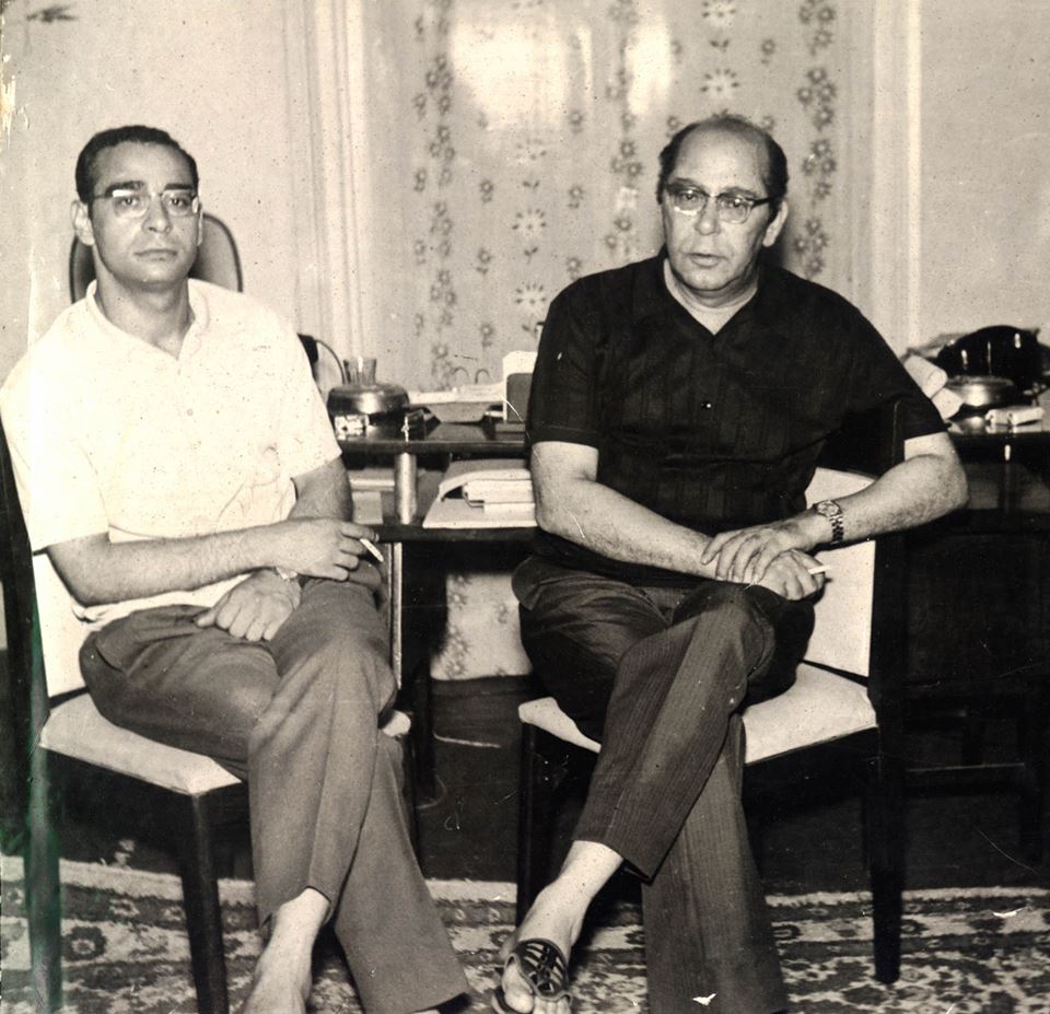 عبد الرحمن الخميسي من اليمين ونجله الكاتب القاص أحمد الخميسي في اليسار
