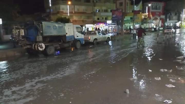 تواصل سحب مياه الأمطار من شوارع العريش وبئر العبد.. وحركة السير  بلا عوائق على الطريق الدولي (صور وفيديو ) (4)