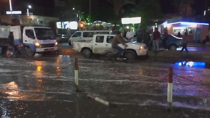 تواصل سحب مياه الأمطار من شوارع العريش وبئر العبد.. وحركة السير  بلا عوائق على الطريق الدولي (صور وفيديو ) (5)