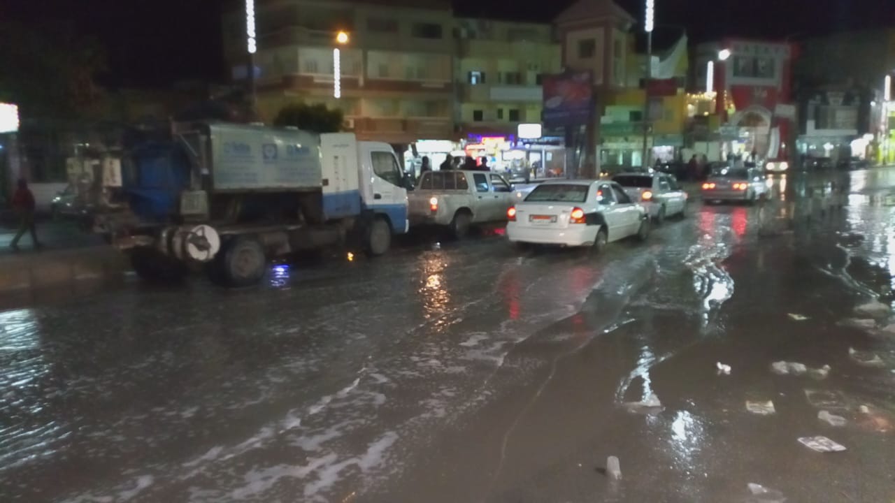 تواصل سحب مياه الأمطار من شوارع العريش وبئر العبد.. وحركة السير  بلا عوائق على الطريق الدولي (صور وفيديو ) (1)