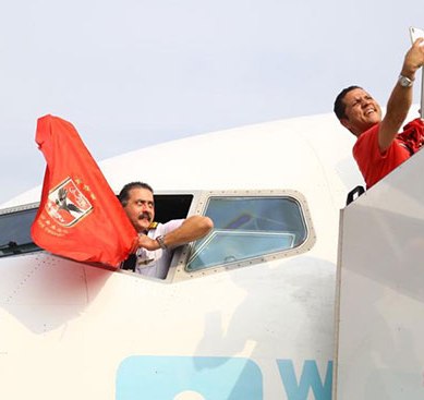 قائد طائرة الجماهير إلي تونس يرفع علم الاهلي (2)
