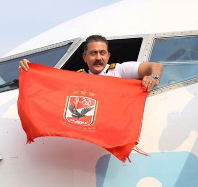 قائد طائرة الجماهير إلي تونس يرفع علم الاهلي (4)