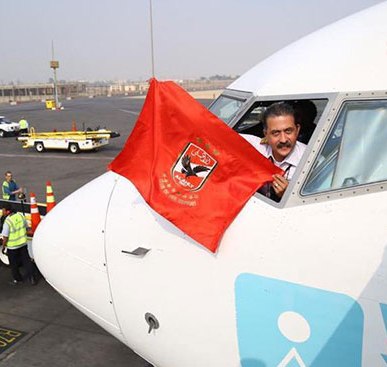 قائد طائرة الجماهير إلي تونس يرفع علم الاهلي (1)