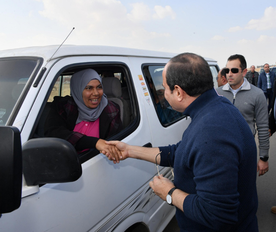 الرئيس السيسي مع السيدة نحمدو سائقة الميكروباص (1)