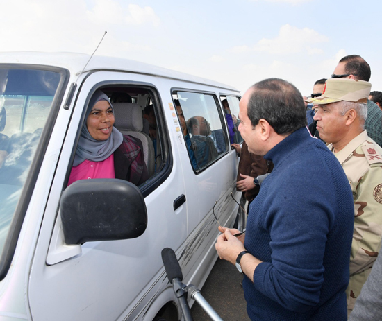 الرئيس السيسي مع السيدة نحمدو سائقة الميكروباص (2)