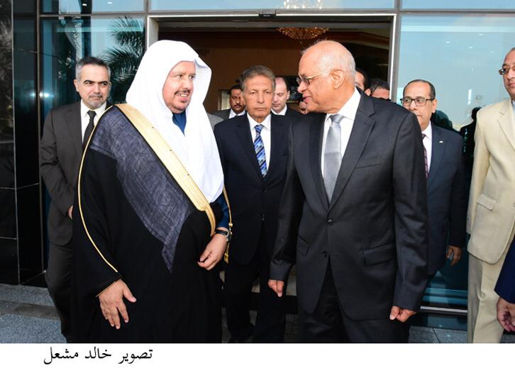 رئيس البرلمان يستقبل رئيس مجلس الشورى السعودي في مطار القاهرة (6)