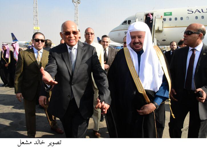 رئيس البرلمان يستقبل رئيس مجلس الشورى السعودي في مطار القاهرة (4)