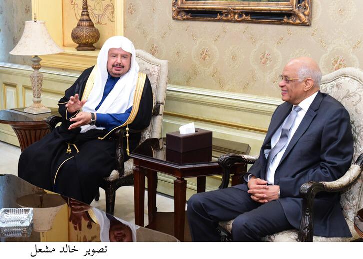 رئيس البرلمان يستقبل رئيس مجلس الشورى السعودي في مطار القاهرة (3)