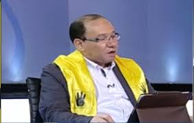 وائل قنديل يرتدى شارة رابعة ارضاء للاخوان