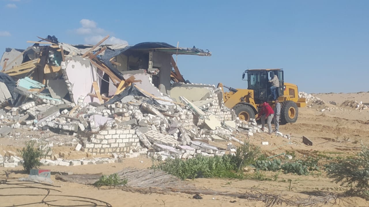 إزالة التعديات واستعادة 125 فدانا من أراضي الدولة بمدينة بئر العبد (1)