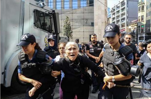 امينة اوجاك 82 عاما اثناء القاء الشرطة التركية  القبض عليها