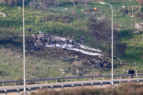 81273-صور-سقوط-طائرة-اسرائيلية-بنيران-سورية-(1)