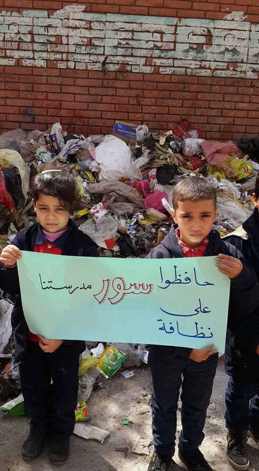 3- طلاب التحرير يطالبون برفع القمامة 