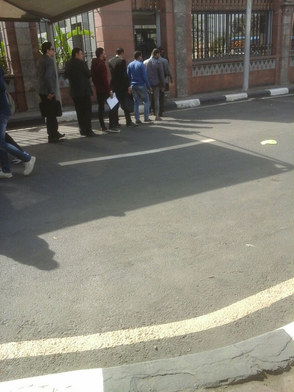 المواطنين أمام وزارة الاستثمار فى انتظار الدخول