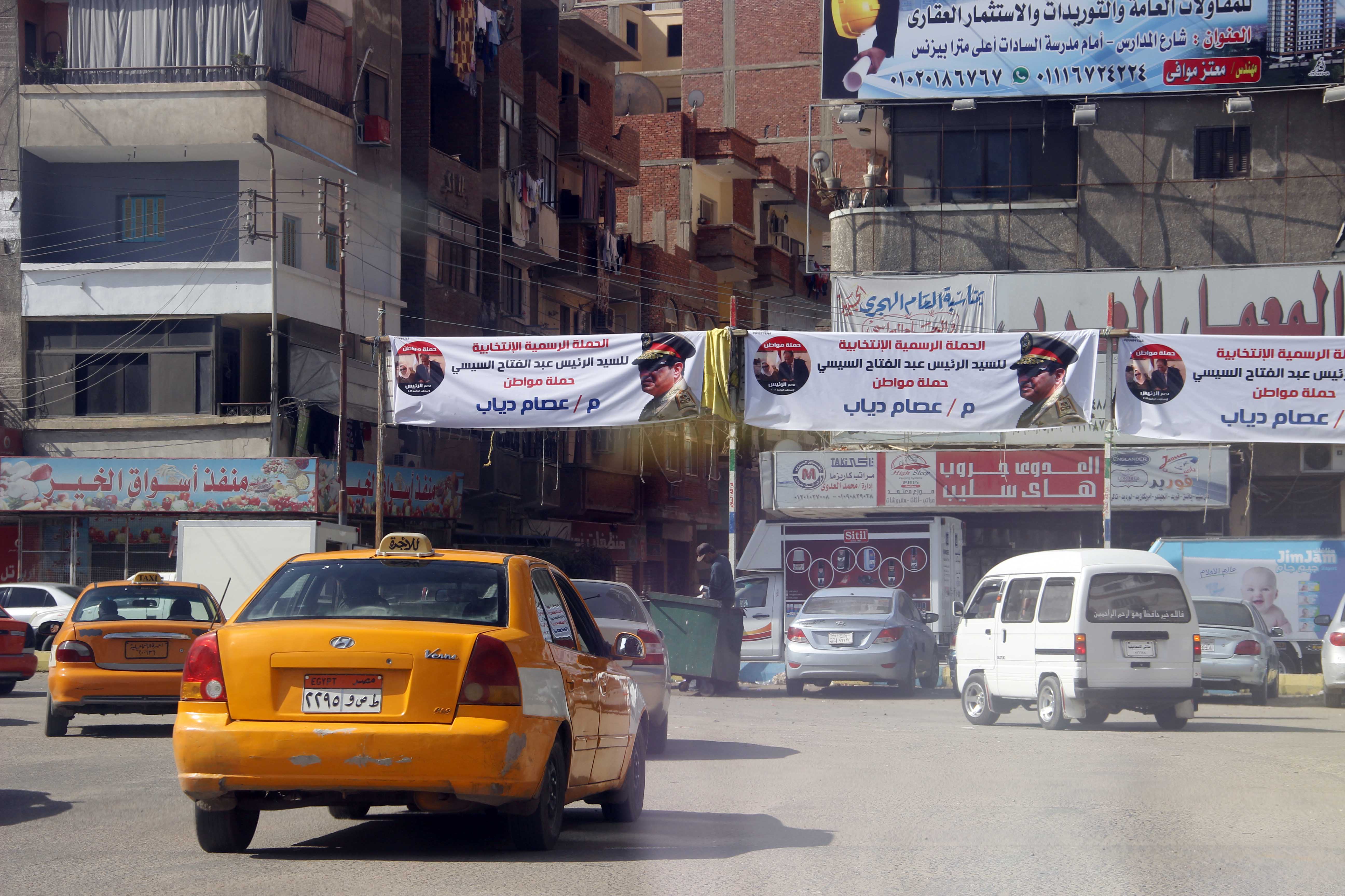 لافتات دعم السيسي تنتشر فس شوارع الإسماعيلية -1)