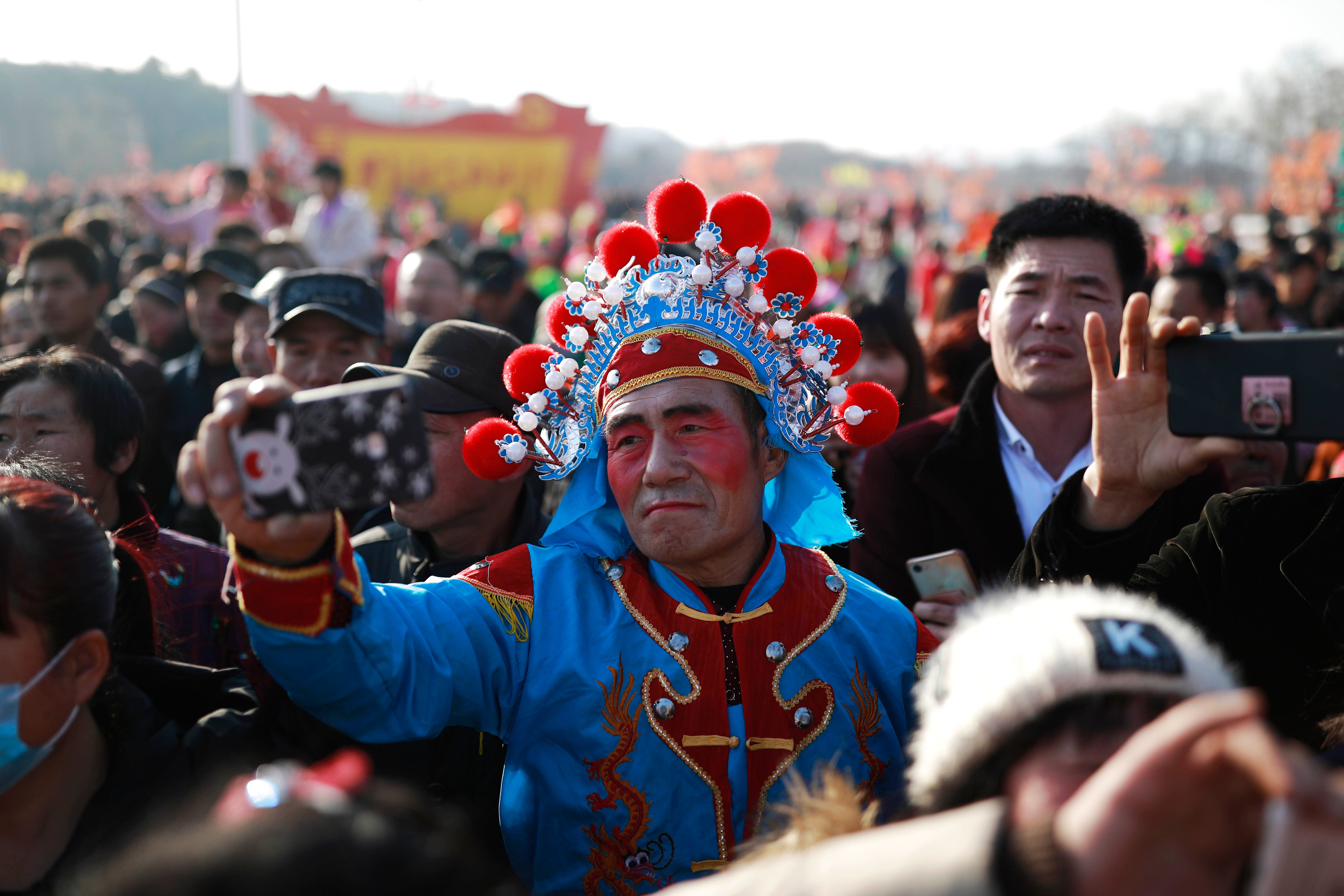 رجل صينى يرتدى ازياء مميزة للمشاركة فى المهرجان