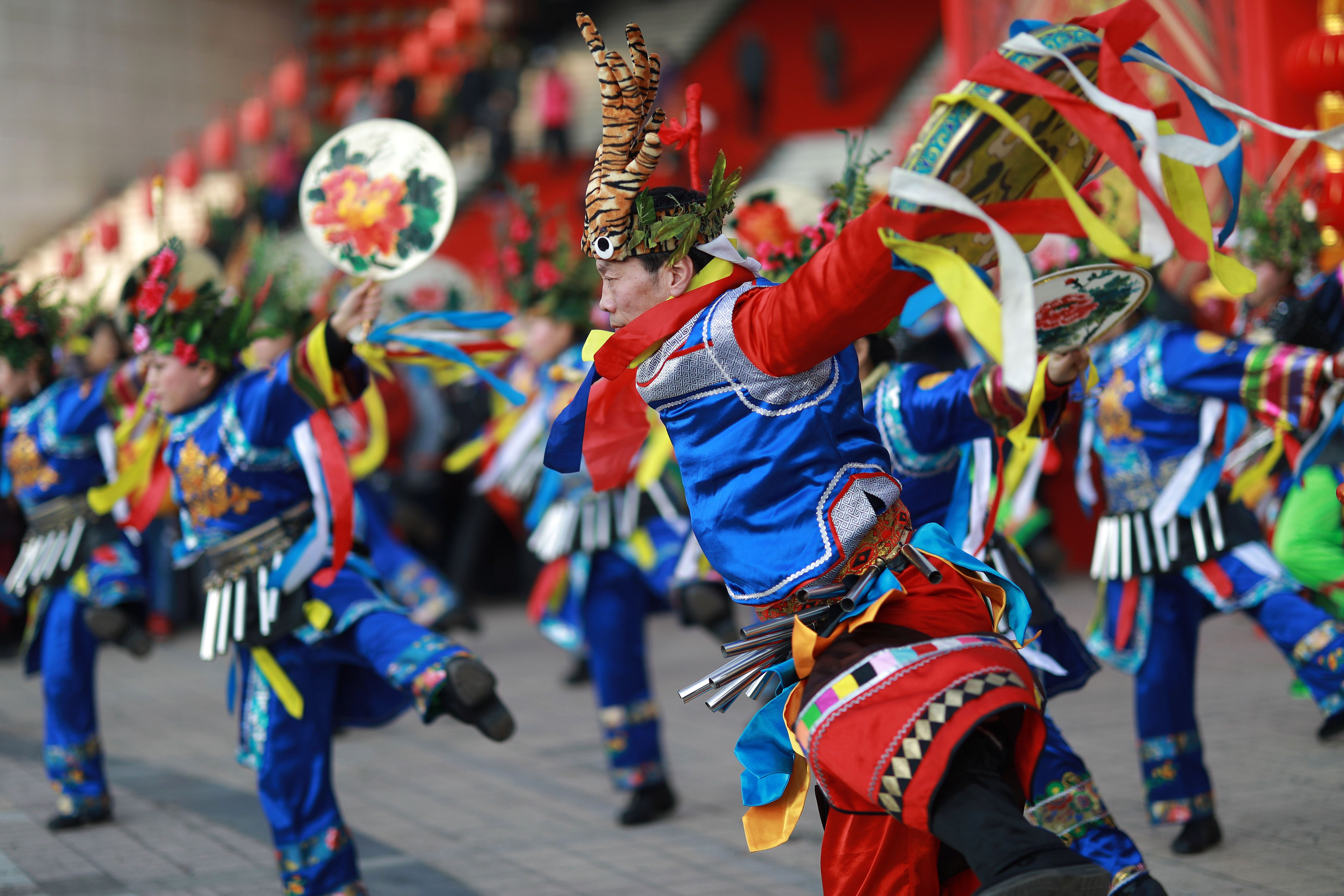 رقصات فى مهرجان الفوانيس الصينى