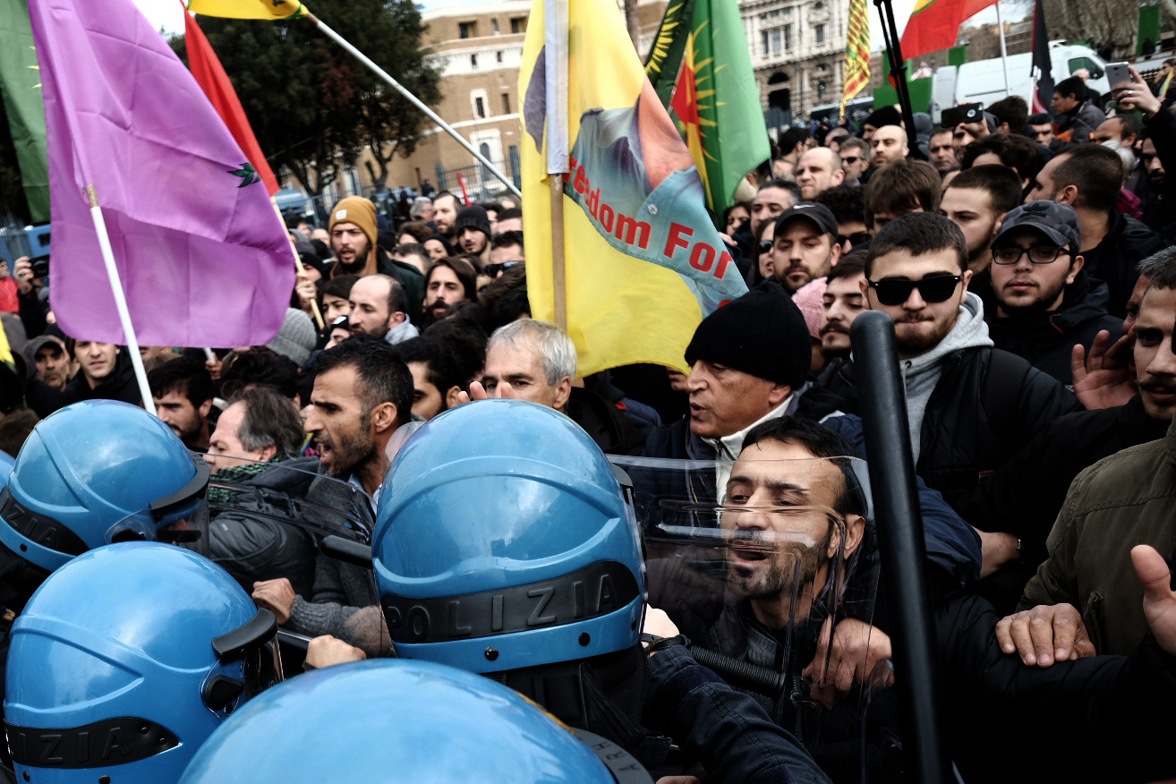 538273-المئات-يتظاهرون-فى-روما-ضد-زيارة-أردوغان