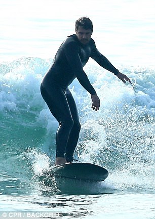جيمس فرانكو يتمتع بركوب الأمواج في لوس أنجلوس (13)