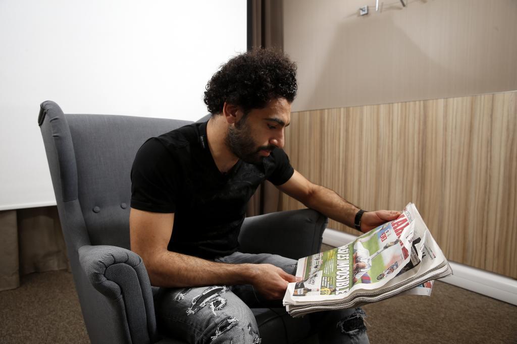 محمد صلاح يقرأ صحيفة ماركا
