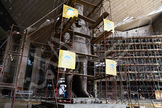 عملية نقل عمود مرنبتاح إلى المتحف المصري الكبير  (5)