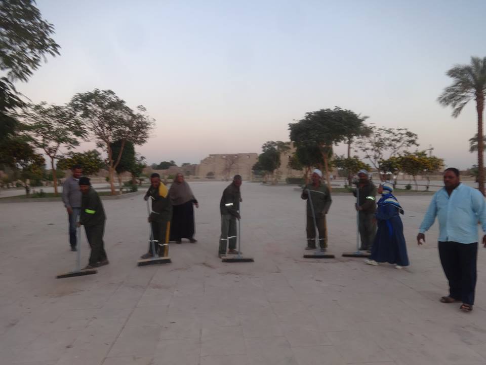 مجلس مدينة الأقصر يدشن حملة لتنظيف ساحة الكرنك قبيل ختام الأقصر عاصمة الثقافة العربية (1)