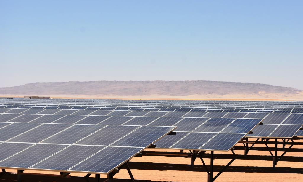 وزير الكهرباء يدشن أكبر مشروع للطاقة الشمسية فى مصر (1)