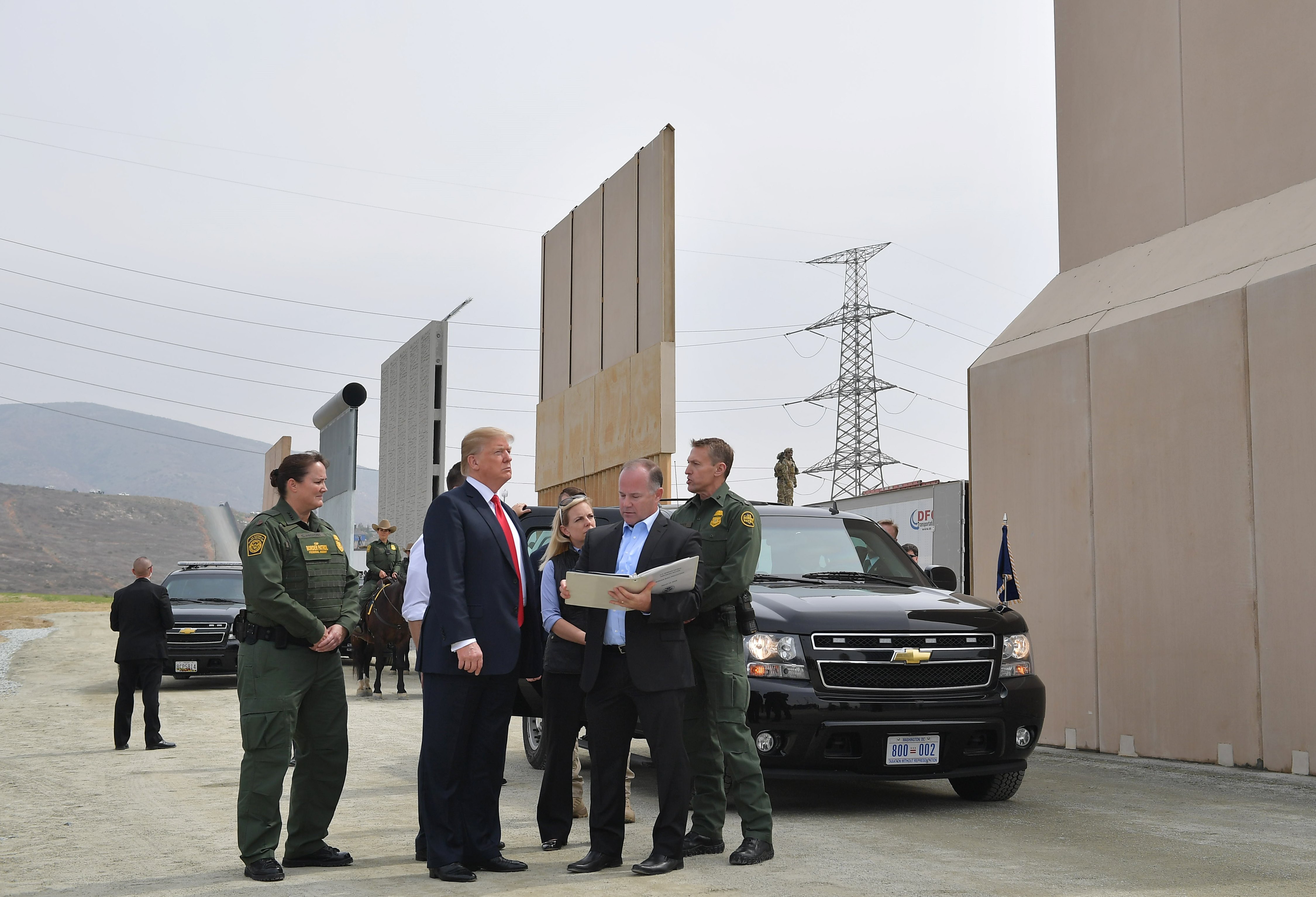 صور ترامب يتفقد الجدار الحدودى مع المكسيك (4)