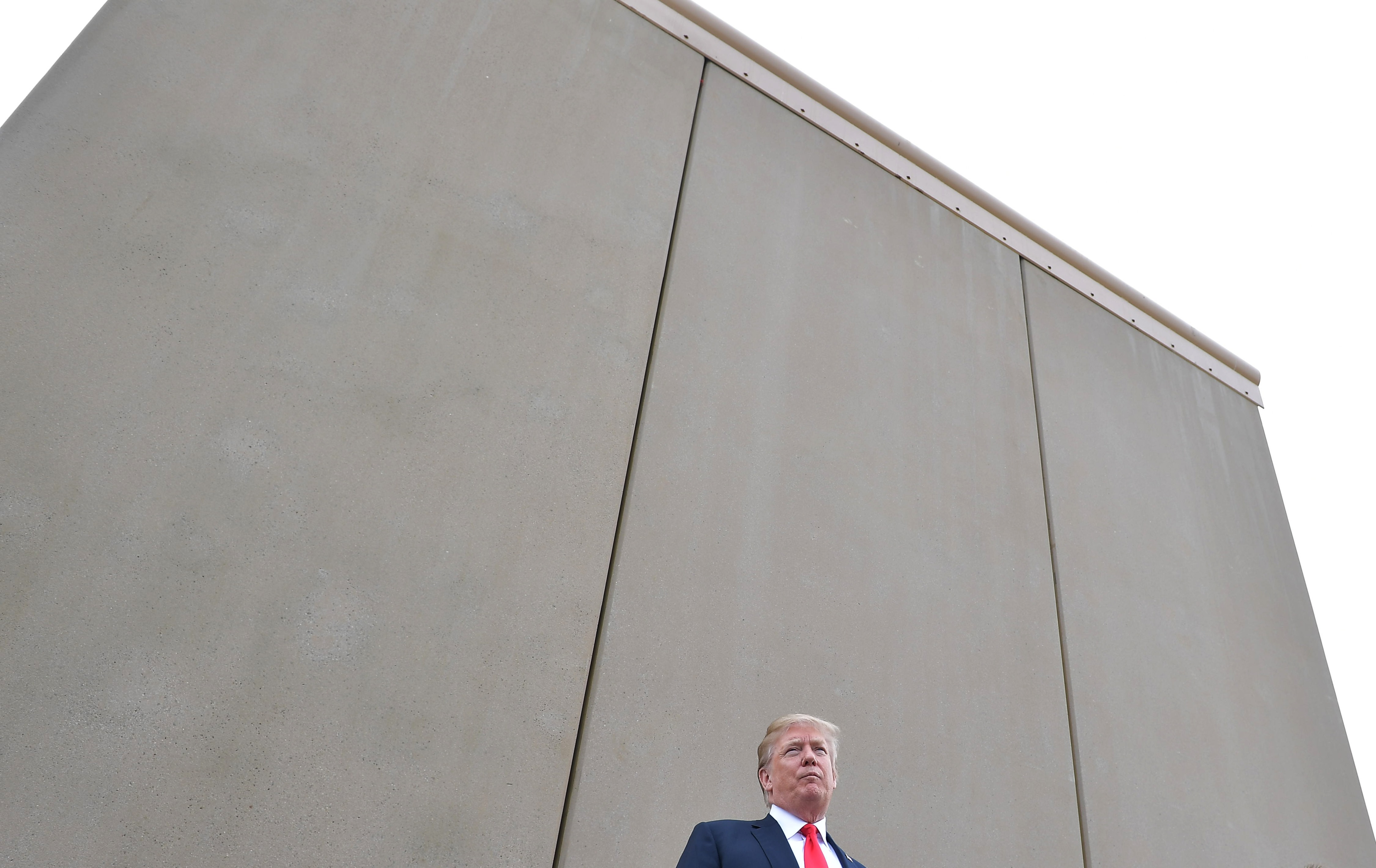 صور ترامب يتفقد الجدار الحدودى مع المكسيك (3)