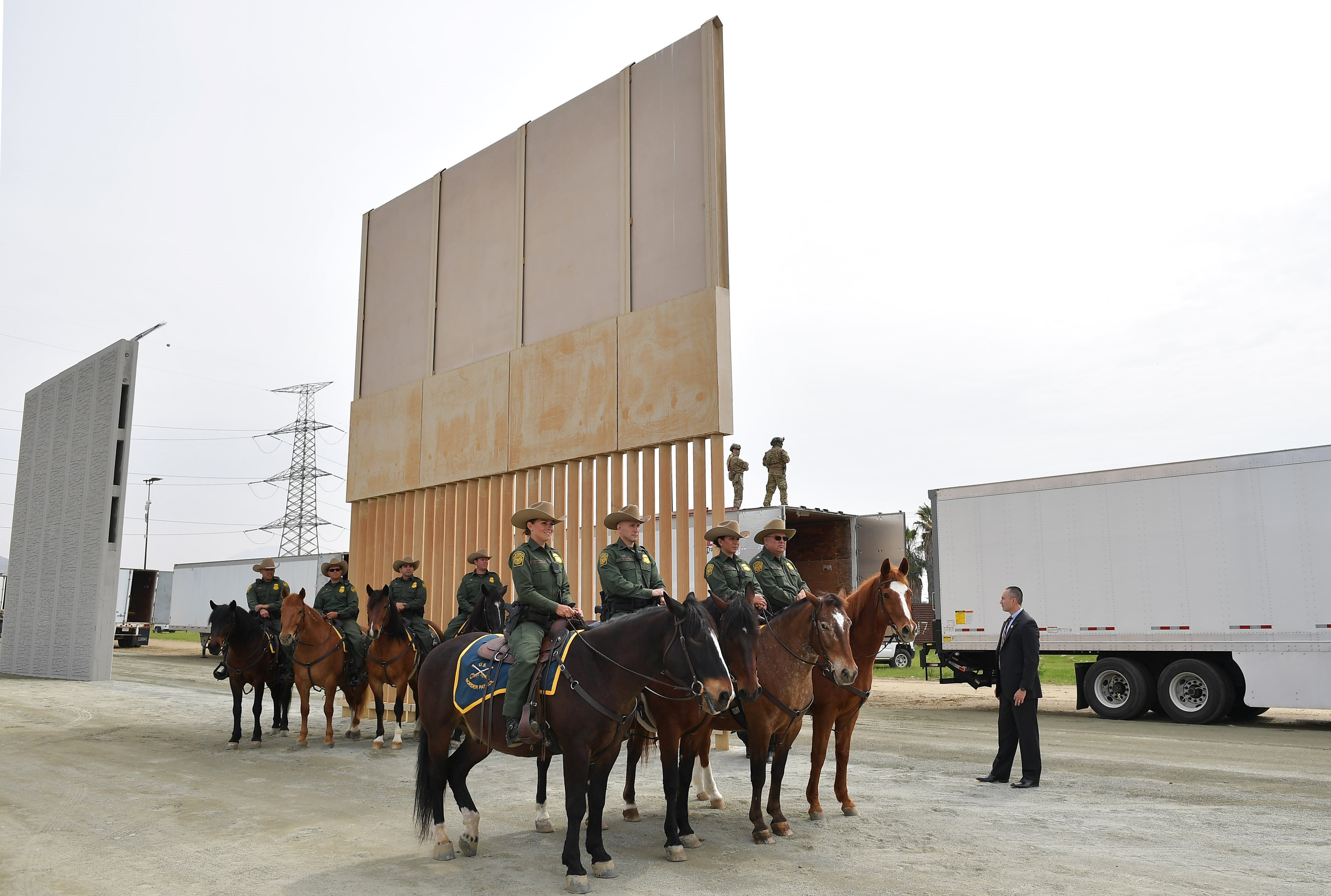 صور ترامب يتفقد الجدار الحدودى مع المكسيك (6)