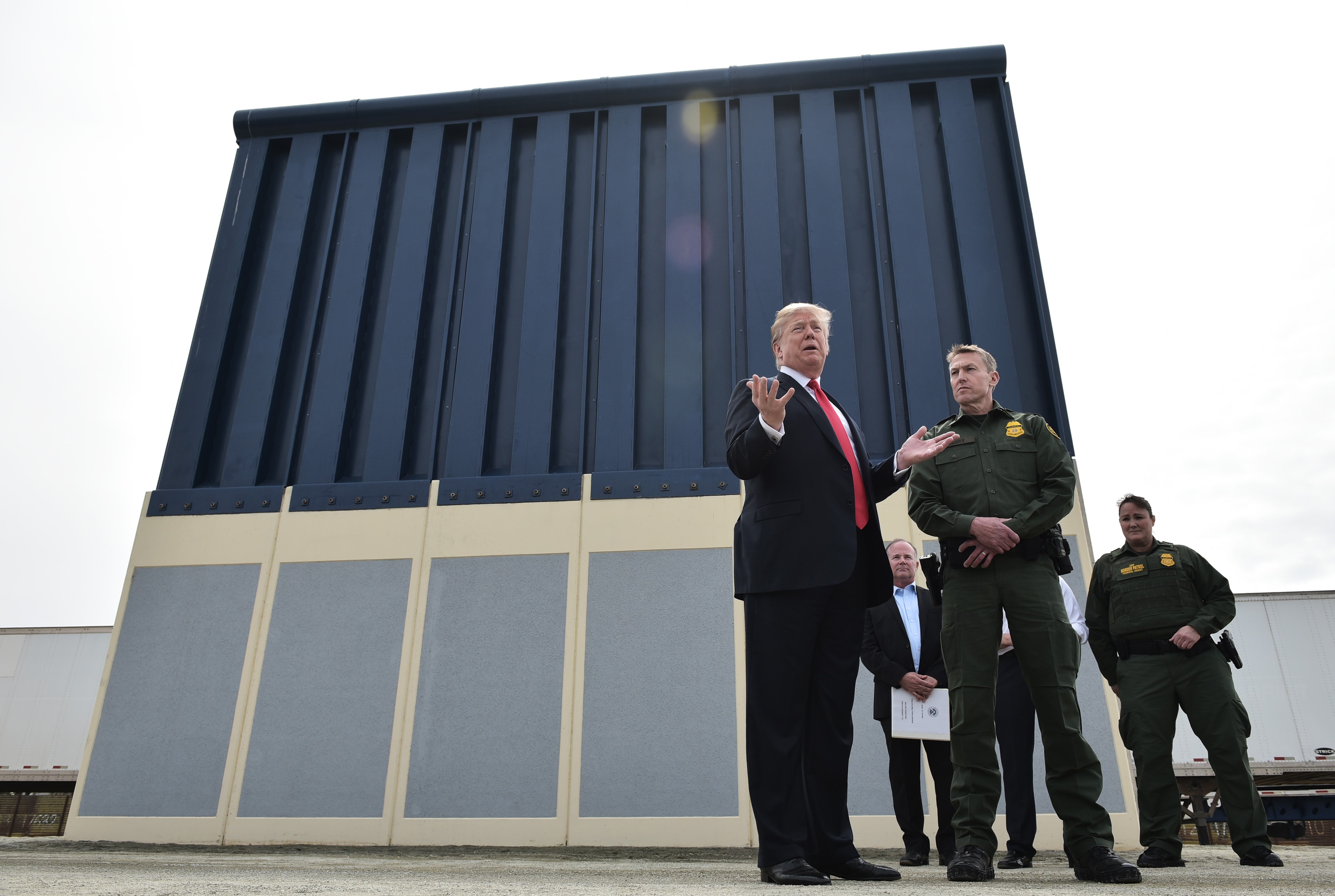 صور ترامب يتفقد الجدار الحدودى مع المكسيك (2)