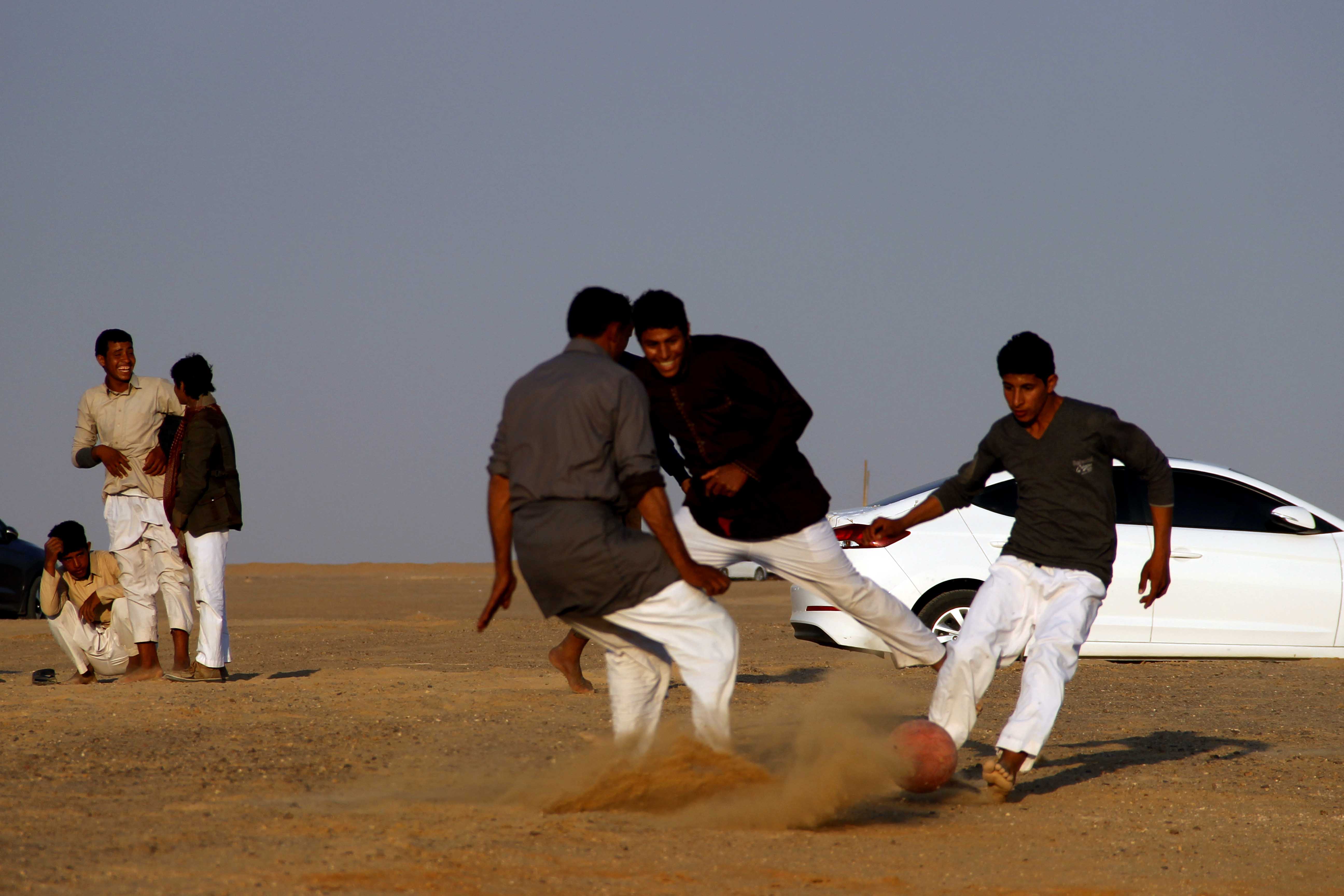 الهجن ...  تقاليد  لا تتخلي عنها قبائل الصحراء -تصوير  محمد عوض (19)