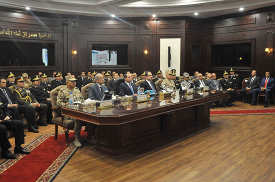 الرئيس يجتمع مع قادة الجيش والشرطة لبحث المستجدات الأمنية (3)