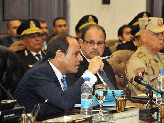 الرئيس يجتمع مع قادة الجيش والشرطة لبحث المستجدات الأمنية (1)